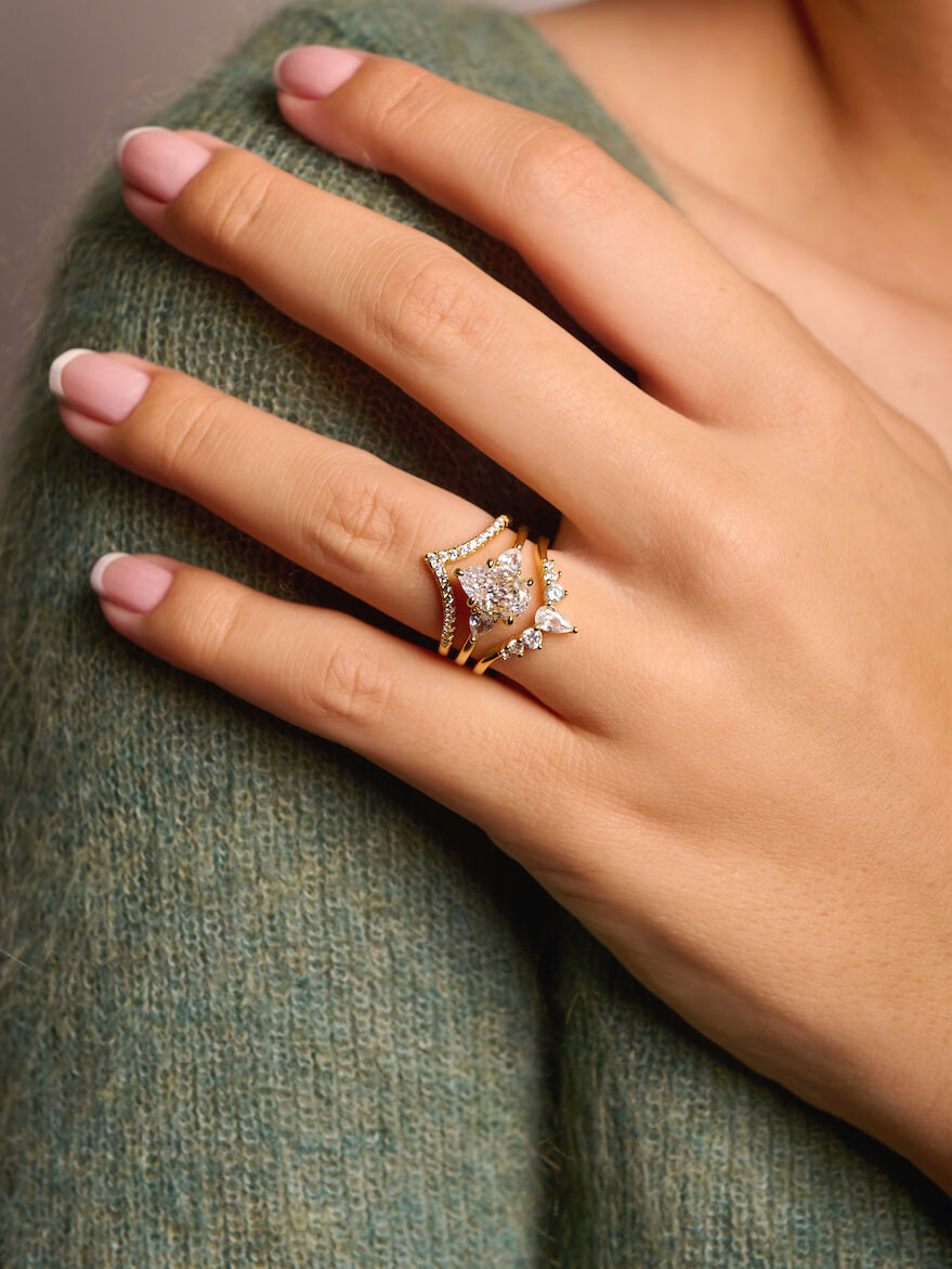 V-Form Ring mit Tropfen-Zirkonia
