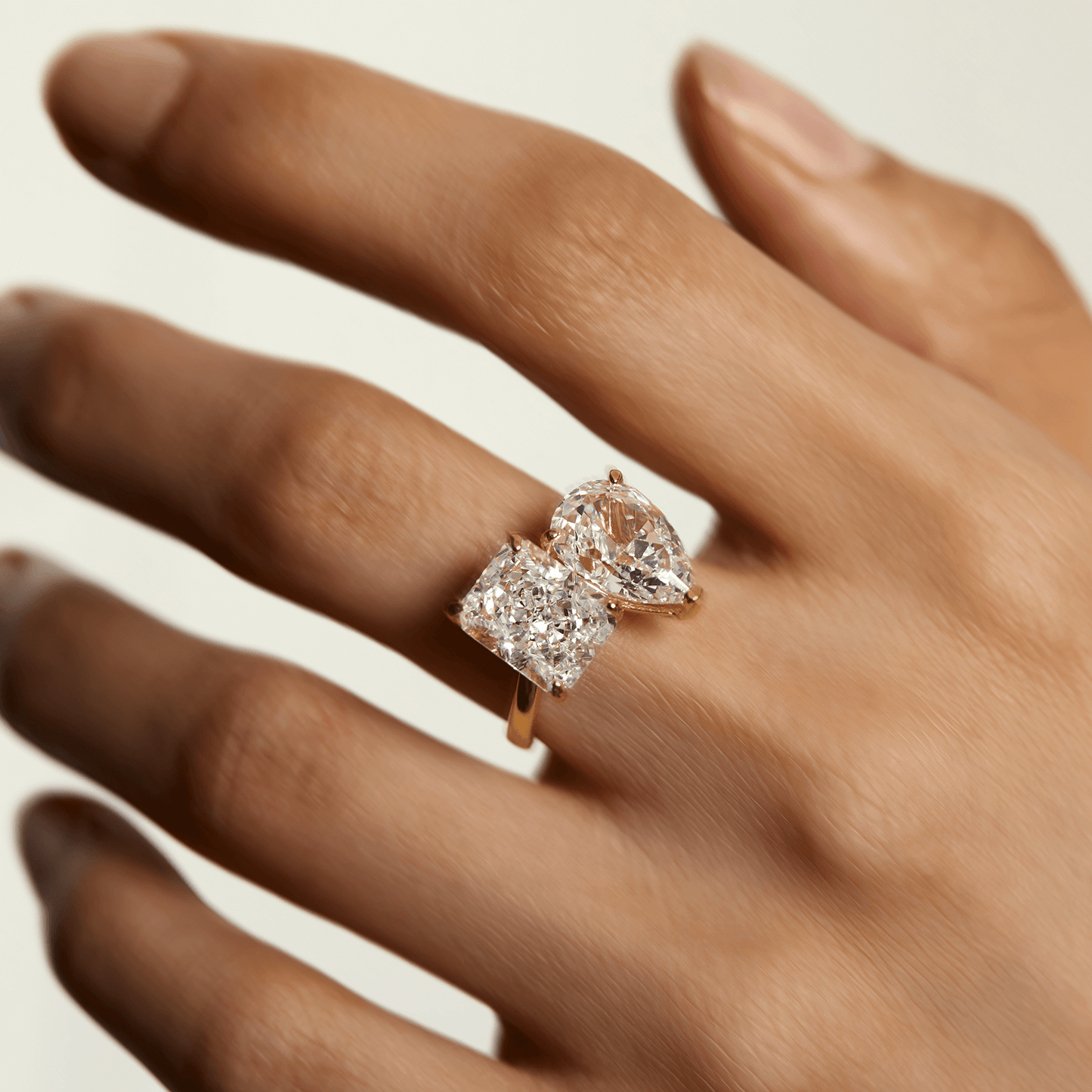 Eleganter Duo-Ring mit großen Steinen