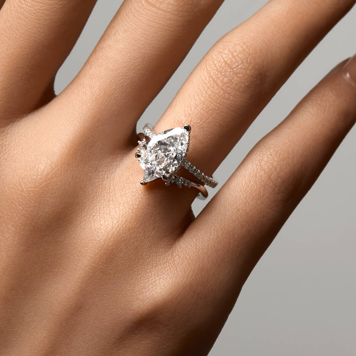 V-Form Ring mit Tropfen-Zirkonia