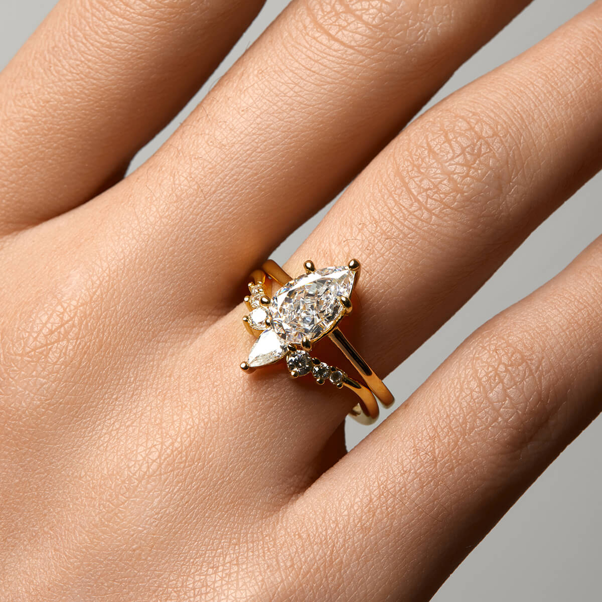 V-Form Ring mit Tropfen-Zirkonia