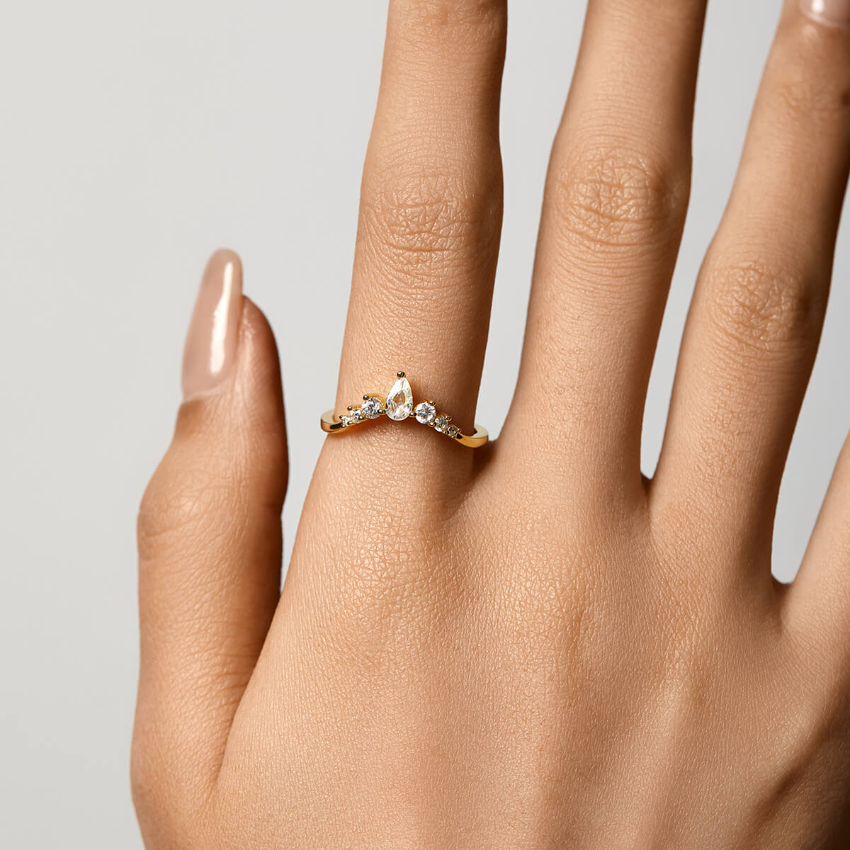 V-Form Ring mit Tropfen-Zirkonia