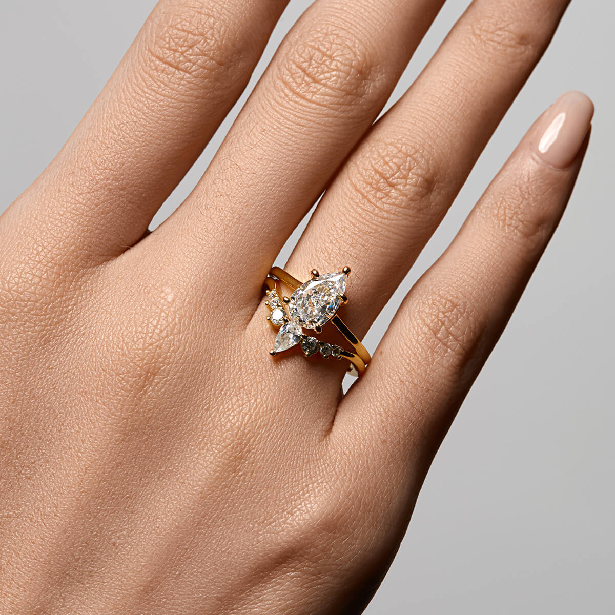 V-Form Ring mit Tropfen-Zirkonia