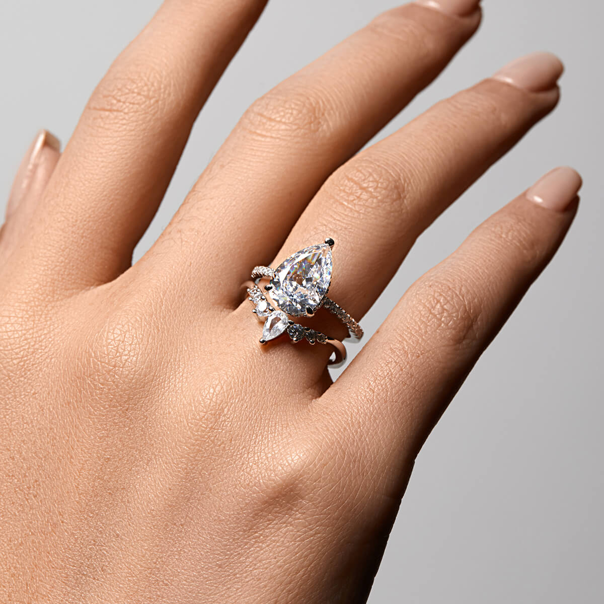 V-Form Ring mit Tropfen-Zirkonia
