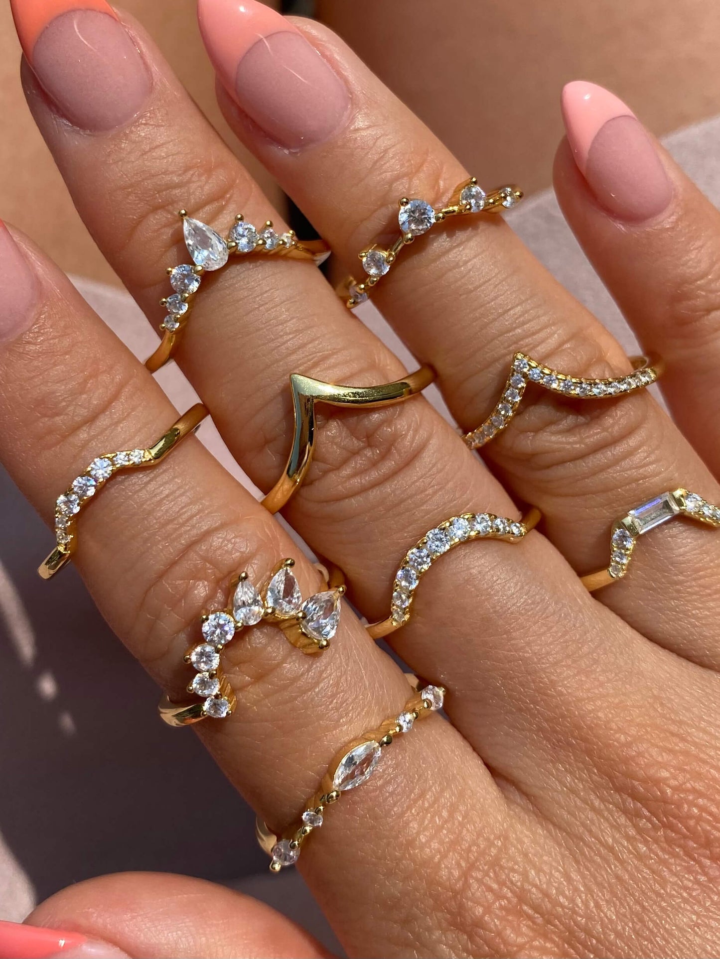 V-Form Ring mit Tropfen-Zirkonia