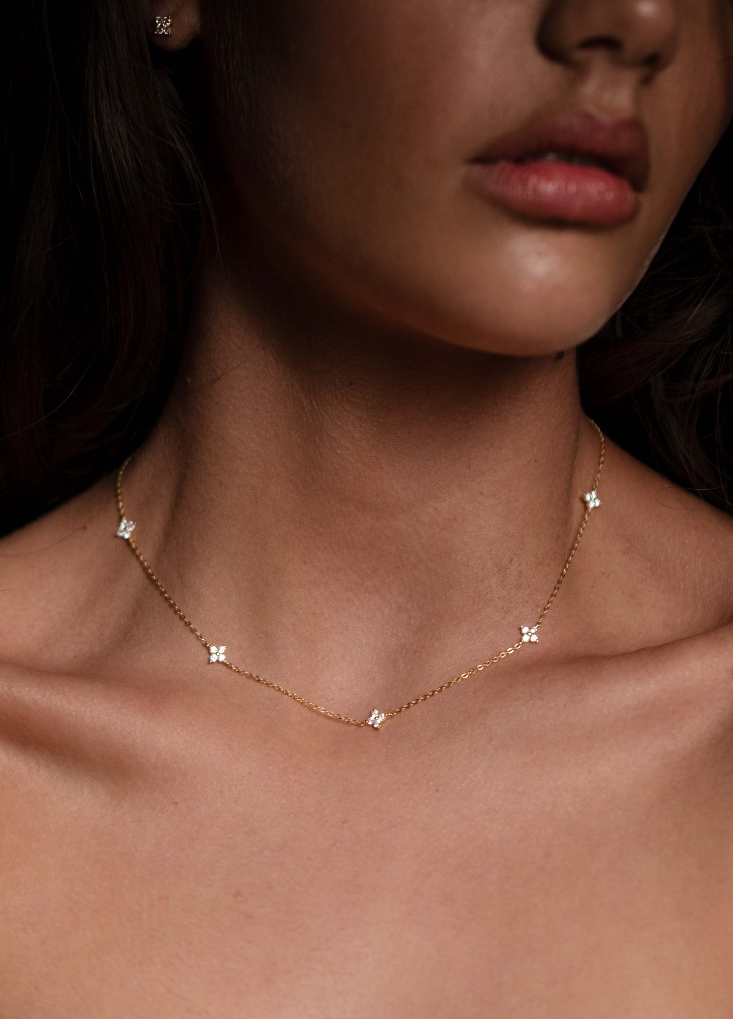 Zarte Blütenkette in Gold