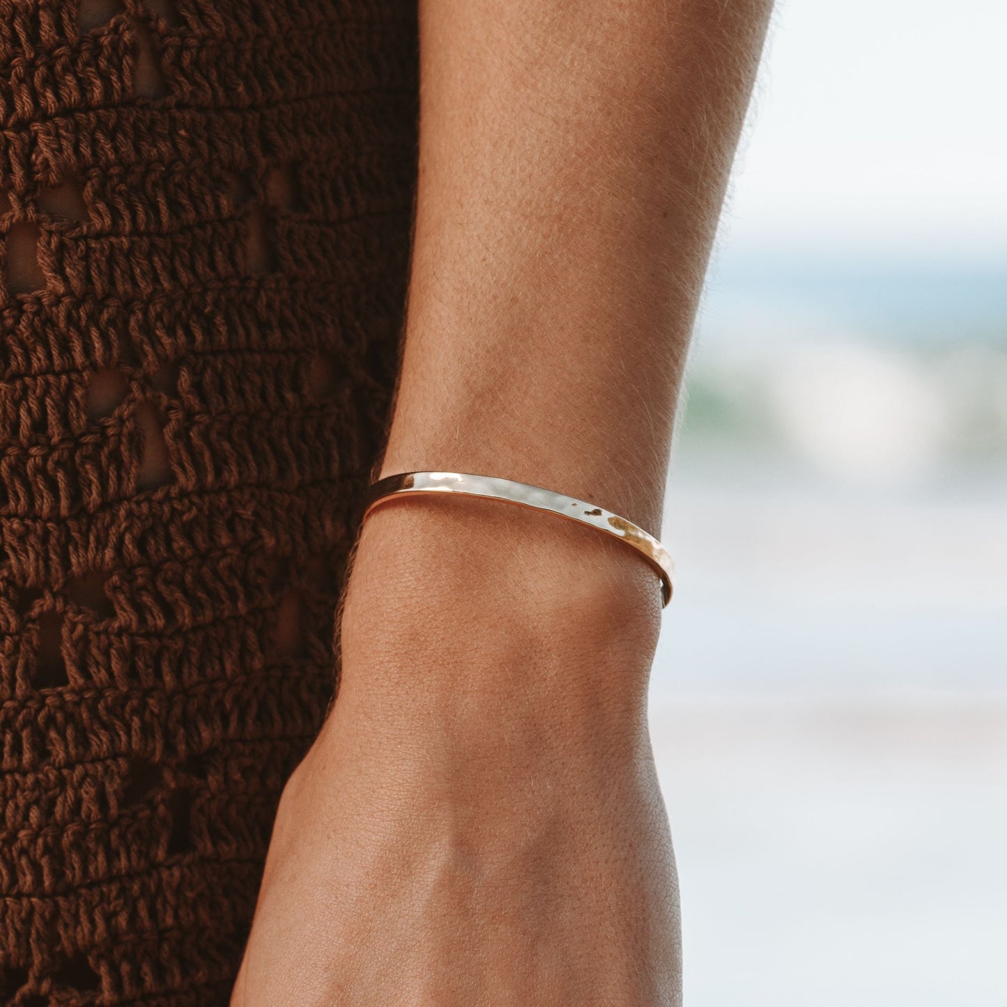Hammered Cuff – Strukturierte Armspange in Goldoptik