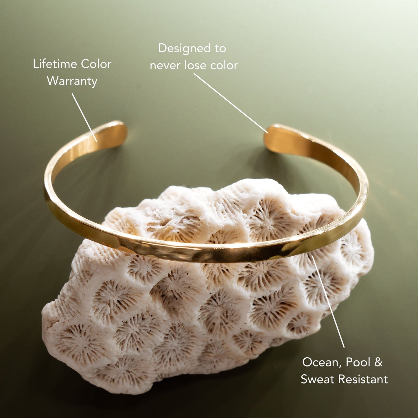 Hammered Cuff – Strukturierte Armspange in Goldoptik