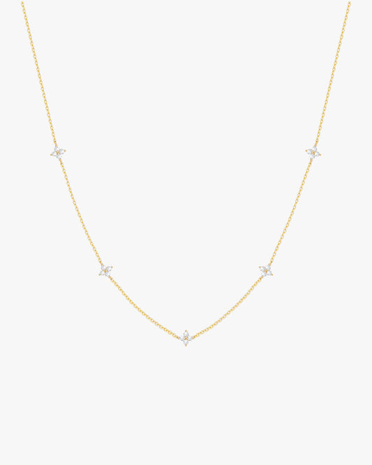 Zarte Blütenkette in Gold