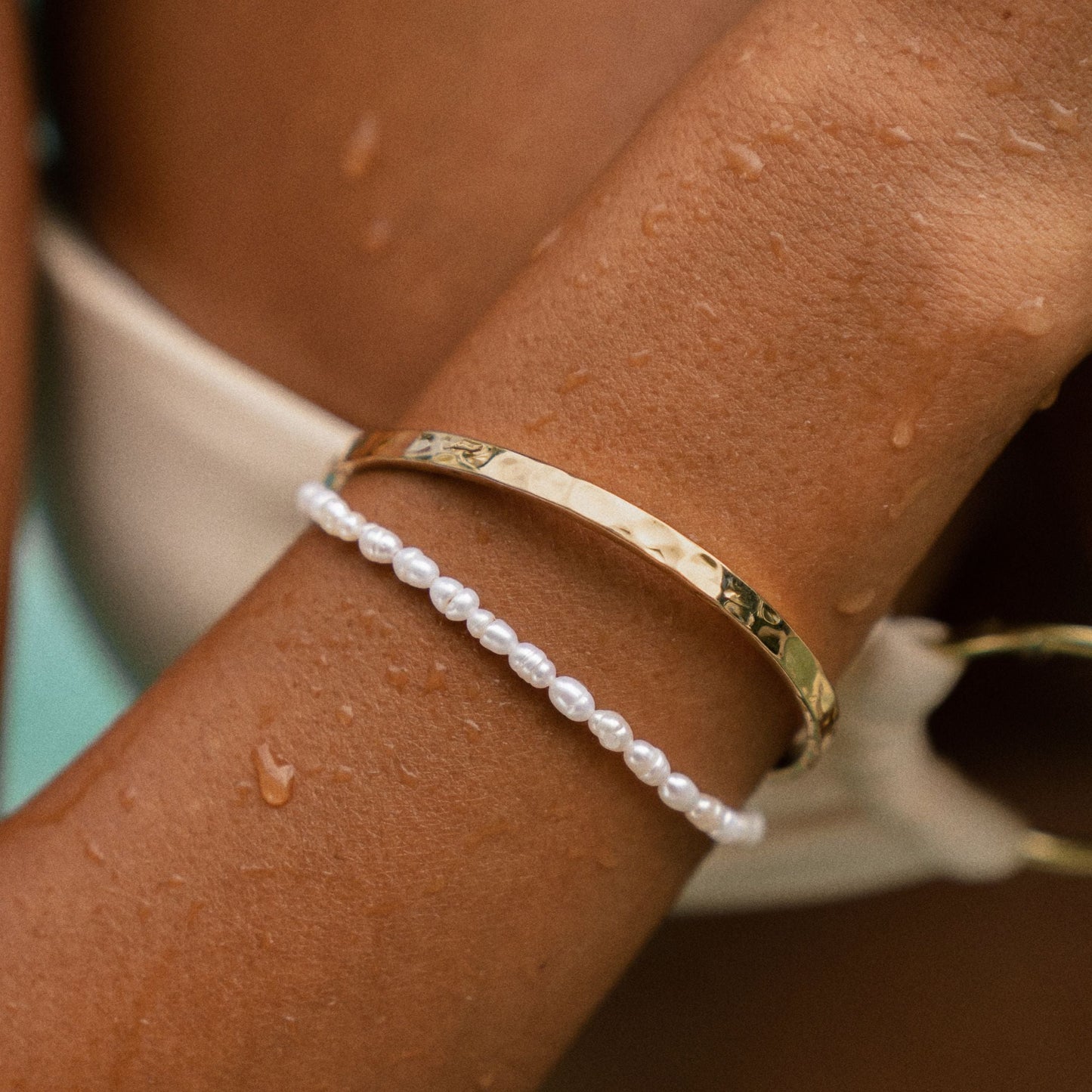 Hammered Cuff – Strukturierte Armspange in Goldoptik