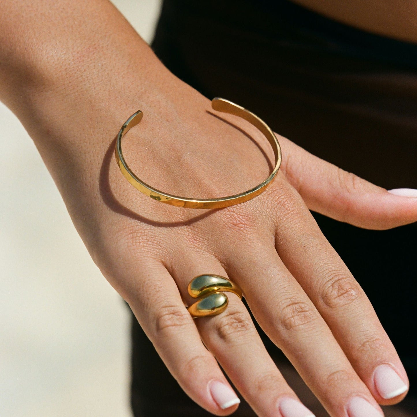 Hammered Cuff – Strukturierte Armspange in Goldoptik