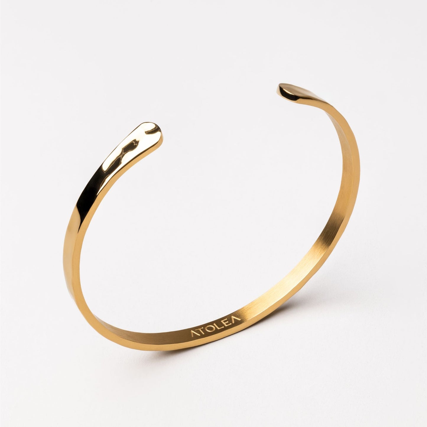 Hammered Cuff – Strukturierte Armspange in Goldoptik