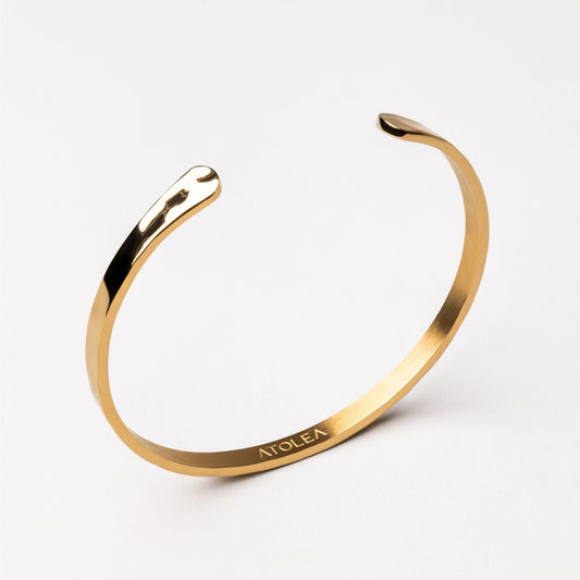 Hammered Cuff – Strukturierte Armspange in Goldoptik