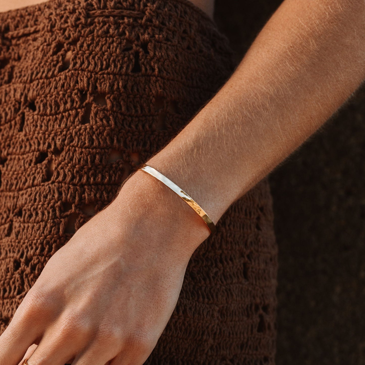 Hammered Cuff – Strukturierte Armspange in Goldoptik