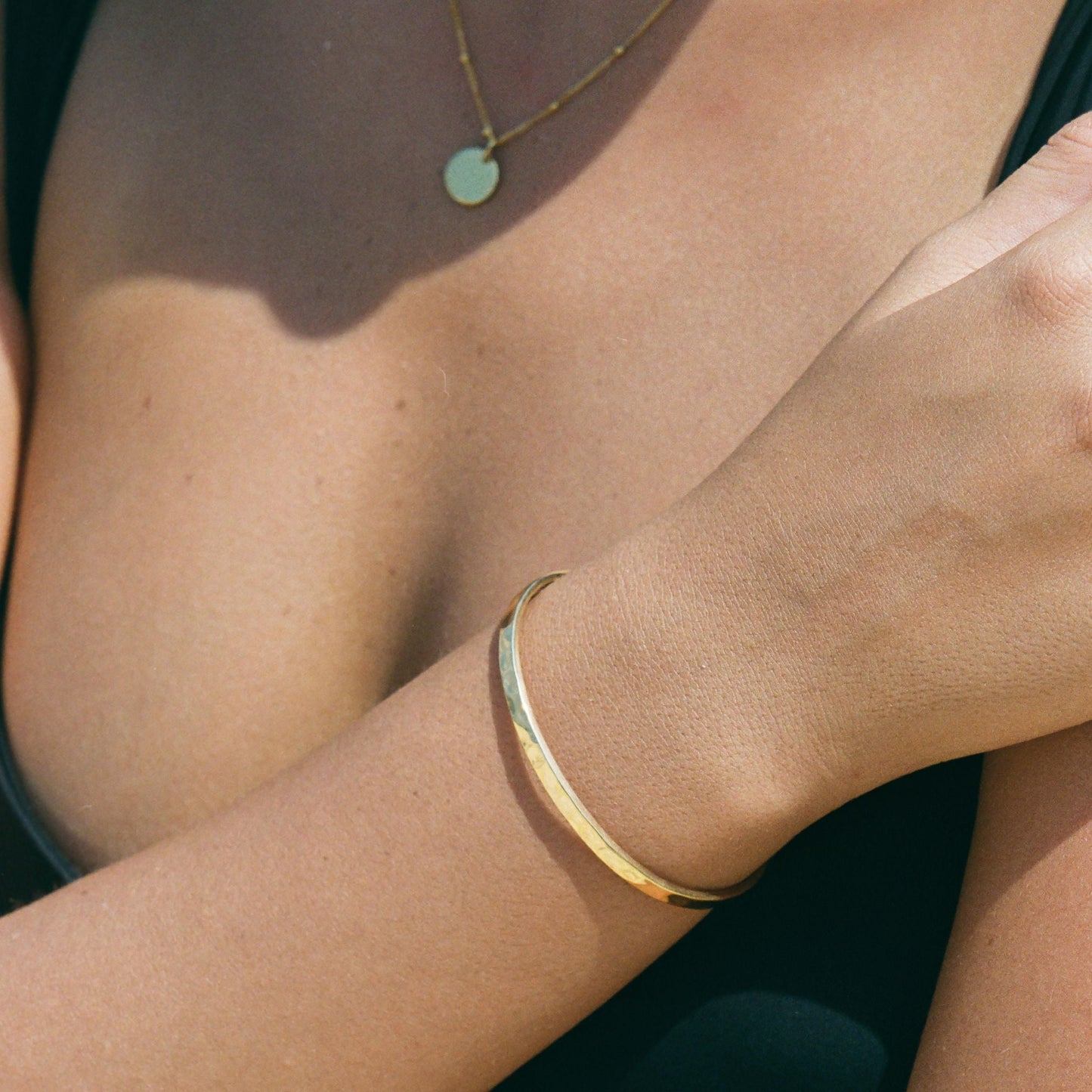 Hammered Cuff – Strukturierte Armspange in Goldoptik