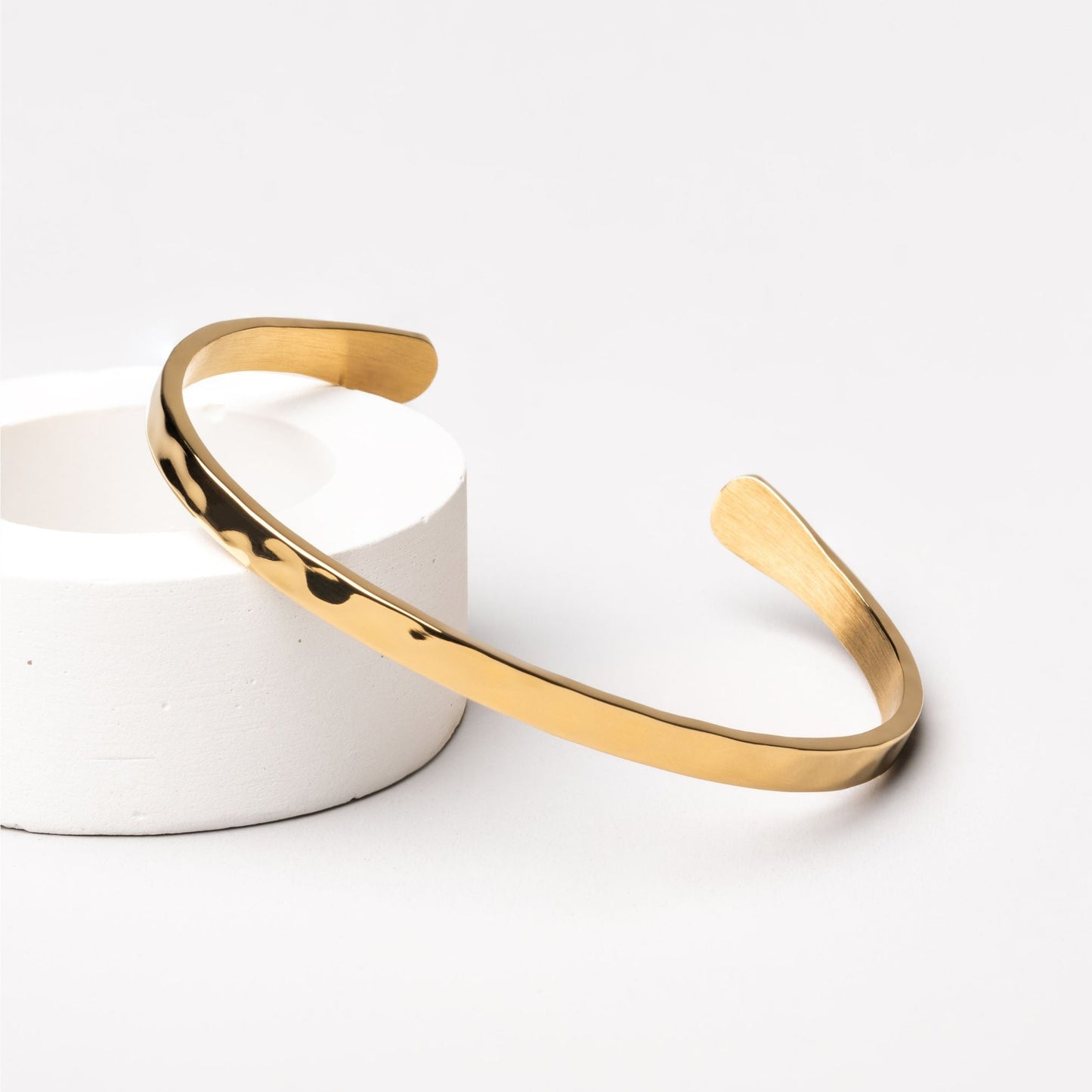 Hammered Cuff – Strukturierte Armspange in Goldoptik