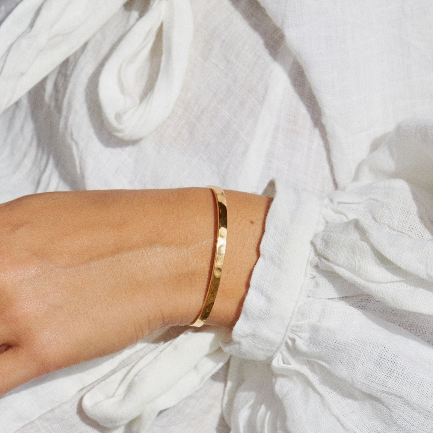Hammered Cuff – Strukturierte Armspange in Goldoptik