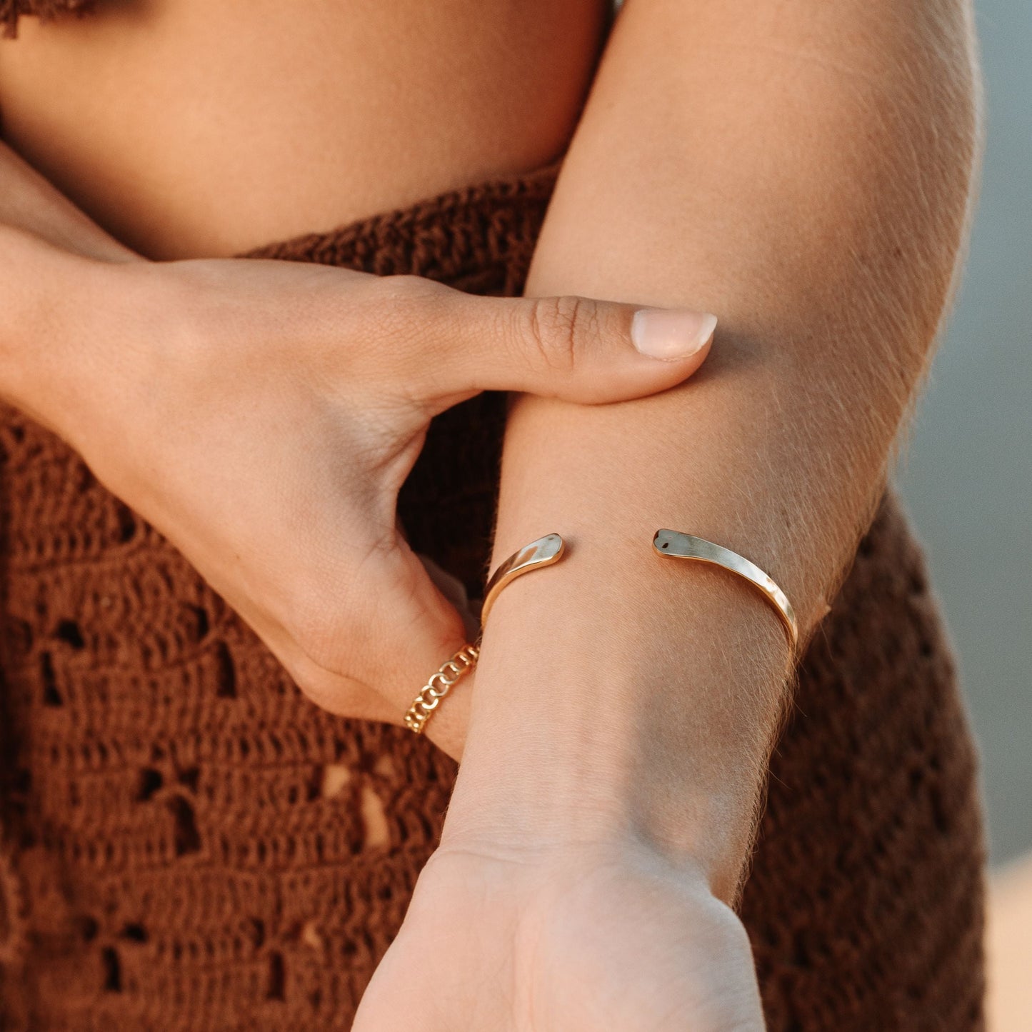 Hammered Cuff – Strukturierte Armspange in Goldoptik