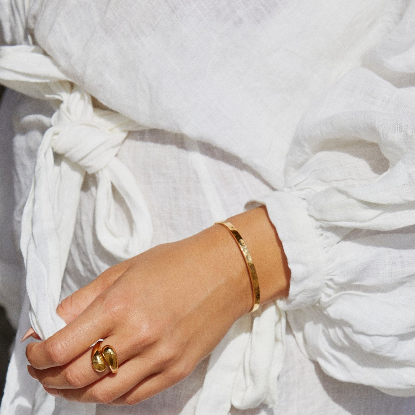 Hammered Cuff – Strukturierte Armspange in Goldoptik